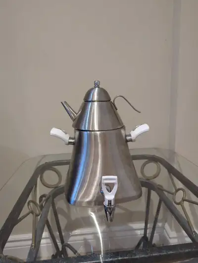 Steel kettle and tea pot like new Cell. 4166663985
