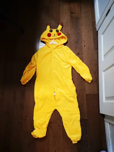Worn once.. Fleece material, roughly for age 6-9 (for body height 120-135cm).