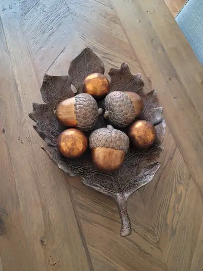 Oak leaf and acorns center piece, View more