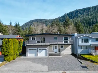Spacious Multi-Suite Home for Rent – Ideal Location Near Hospital, Shops & Port Discover an incredib...