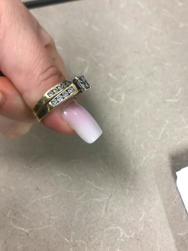 Size 8 Beautiful Wedding band in Jewellery & Watches in Edmonton