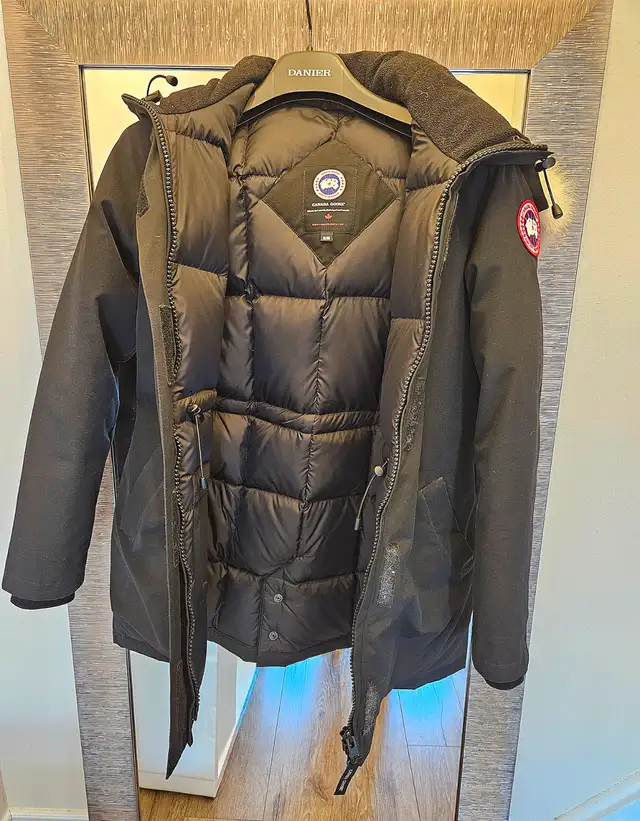 Canada Goose Victoria Women's Parka in Women's - Tops & Outerwear in Mississauga / Peel Region - Image 4