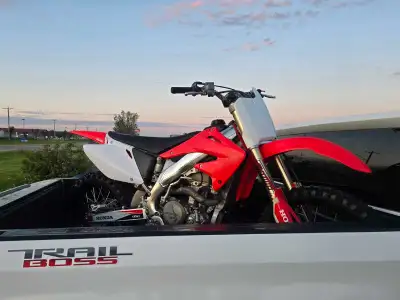 2003 crf450r dirt bike New top end with new cylinder, looks great. Comes with few extras, OGIO 2 ste...