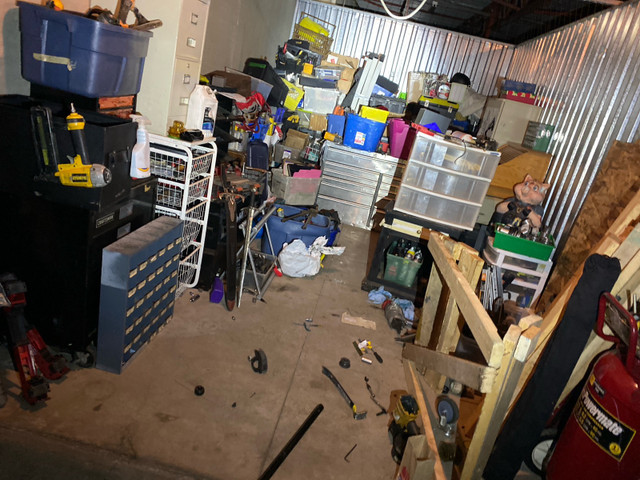 Storage clean out *WILL TRADE STUFF FOR VEHICLE* dans Ventes de garage  à Calgary - Image 2