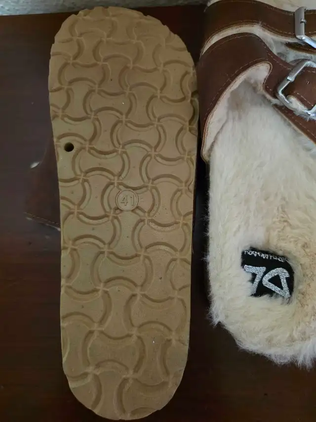 Fuzzy Sandals537090605082880001