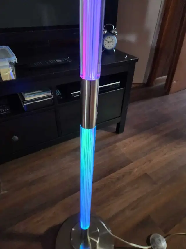 Floor Lamp in Indoor Lighting & Fans in Ottawa - Image 4