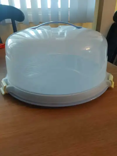 Sterilite plastic cake carrier. Has handle and 3 latches to secure top to plate. Great for transport...