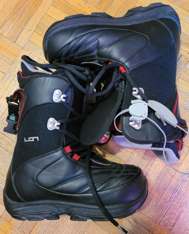 Snowboard boots - Burton size 5 in Snowboard in City of Toronto