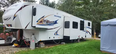 Fifth wheel Avalanche 2013 de 40 pieds a vendre clé en main. Toît refait avec scellant en 2024 encor...
