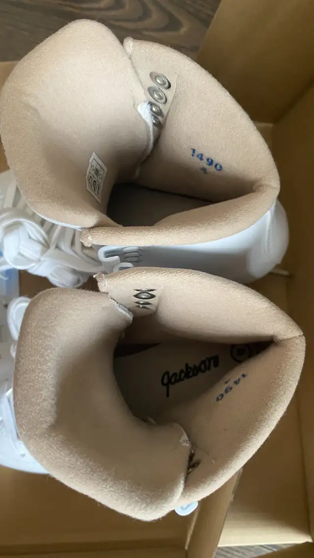 EUC Jackson Mystique Ice Figure Skates-Womens/Youth Girls Size 4 in Skates & Blades in Ottawa - Image 10
