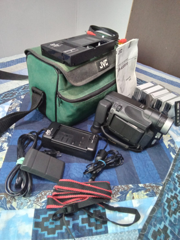 VHS Camcorder w/case in Cameras & Camcorders in Kingston - Image 2