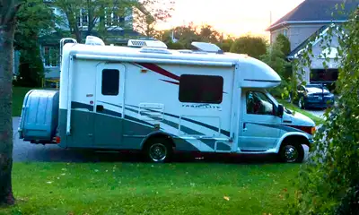 Motorisé Trail-Lite 2007 Classe B+ 23 pieds, 4 passagers Ford 350 V10 96 000 km Jamais accidenté Jam...
