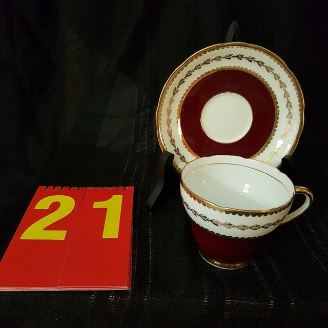 Vintage Salisbury Crown Teacup and Saucer dans Art et objets de collection  à Ville de Montréal