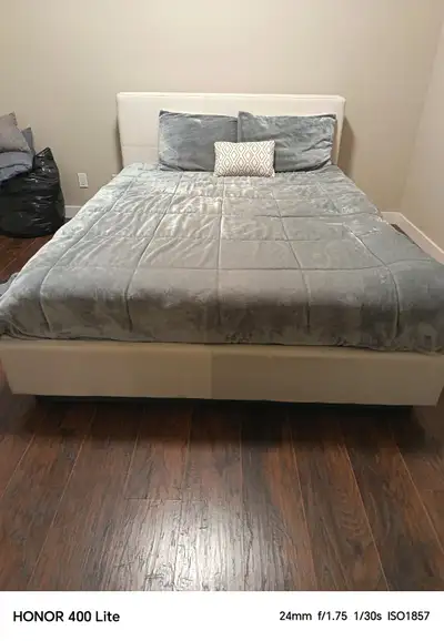 Queen bed (White), View more