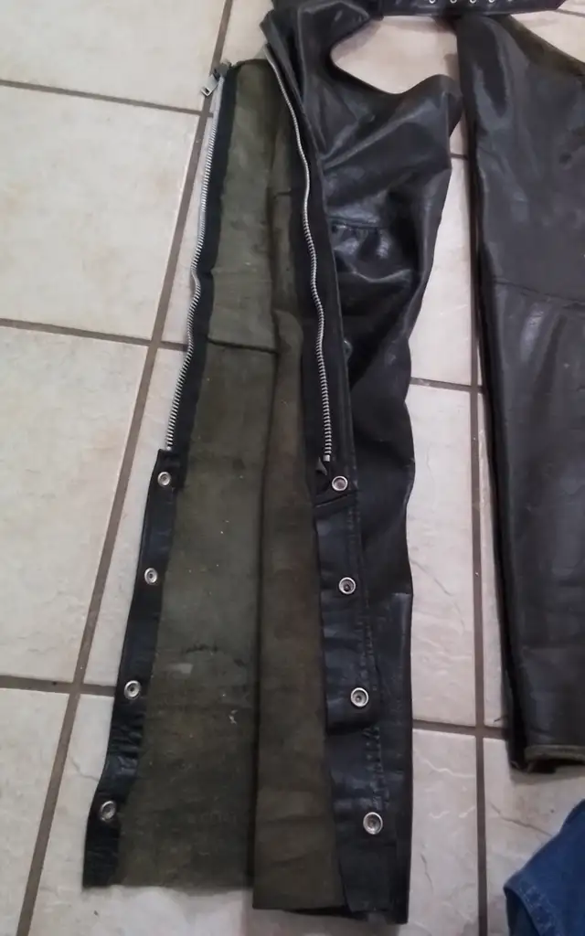 Heavy duty leather motorcycle  chaps in Motorcycle Parts & Accessories in Ottawa - Image 3