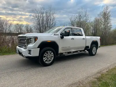 Selling my 2020 gmc Denali duramax 10spd with the more desirable 2 tone interior, blue and brown. 15...