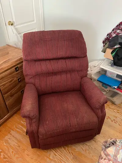 Looking for the perfect spot to relax? This comfortable reclining chair is just what you need! Wheth...