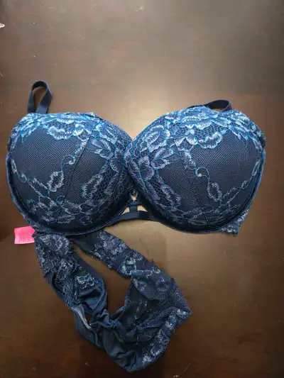 This is a La Senza bra and panty set in size 34DD and Medium. The set is a beautiful navy blue with...