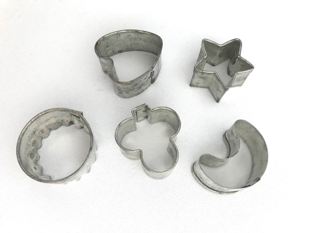 5 Vintage Nutbrown Cookie Cutters Star Moon Clover Heart Cutter in Hobbies & Crafts in City of Toronto - Image 3