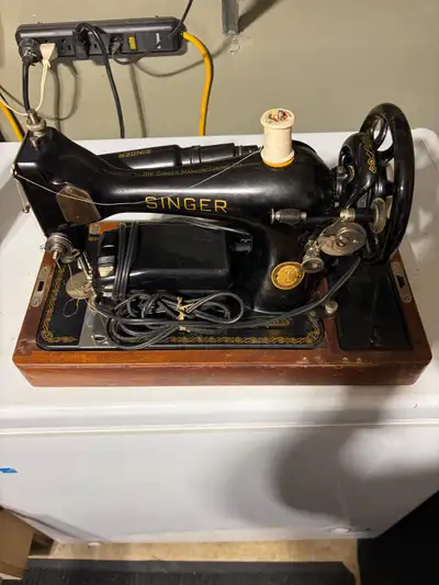 Vintage Singer sewing machine collectible. working condition. includes key and lock.