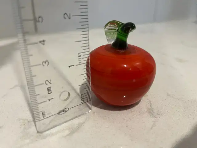 Red Apple glass blown paper weight in Arts & Collectibles in Ottawa - Image 6