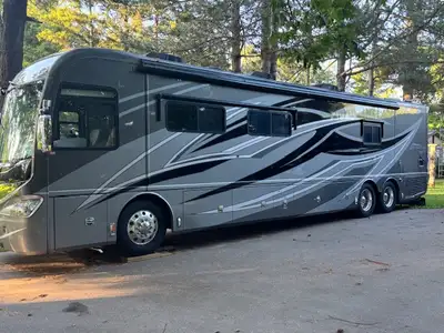 Luxury in Motion: 2011 American Coach American Revolution 42W Discover the perfect fusion of power,...