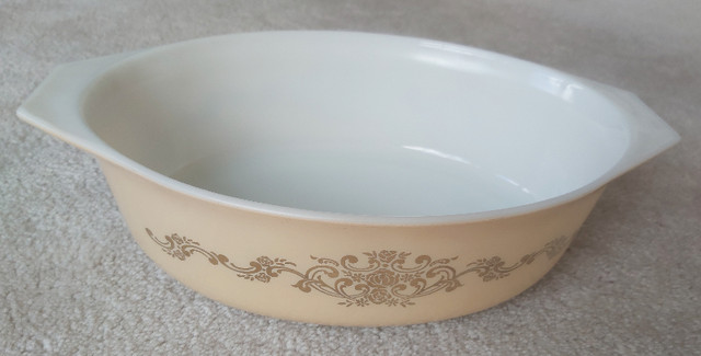 Pyrex Golden Rose Promo (045) 2.5 Quart Casserole with Cradle in Arts & Collectibles in Burnaby/New Westminster - Image 3