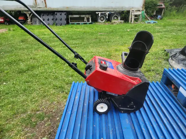 Toro Piwerlite 98cc Engine 16" Width/Cut 2 Stroke Snowblower in Snowblowers in Windsor Region - Image 11