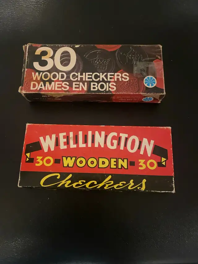 set of 2 Canada  wood checkers in box. in Toys & Games in Markham / York Region - Image 2