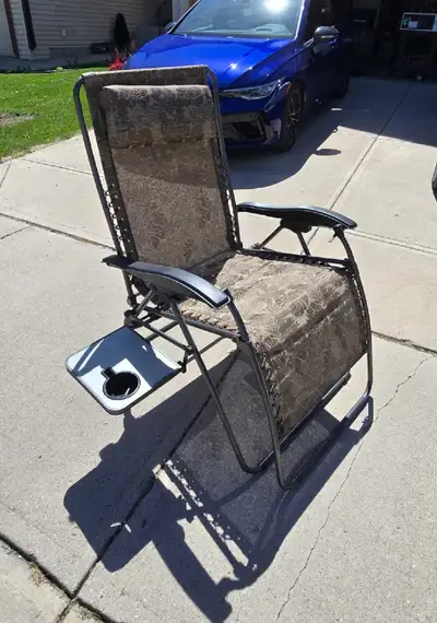 Comfortable zero gravity reclining chair in good condition. This chair reclines smoothly to elevate...