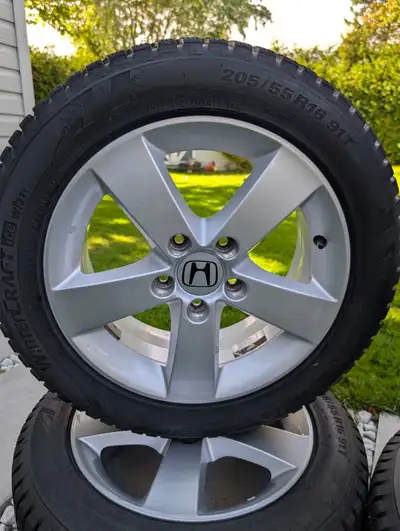 Mag Honda Civic 16 pouces 5x114 avec 4 pneus hiver kumho ice winter craft. 2 sont 205-55r16 sans clo...