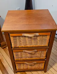 Petit bureau en bois avec 3 tiroirs en osier.