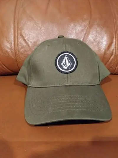 2 casquettes, View more