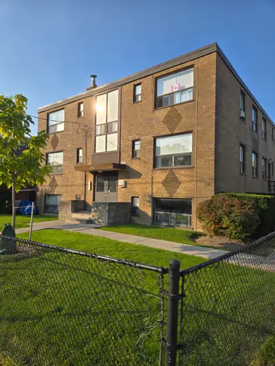 This is a freshly painted 1 bedroom unit on the lower floor of a 3 storey walkup, quiet bldg. Walkin...
