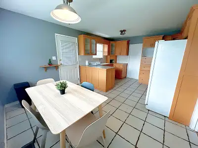 Private Upstairs Room – Coquitlam – Available Now Private furnished room available on the upper floo...