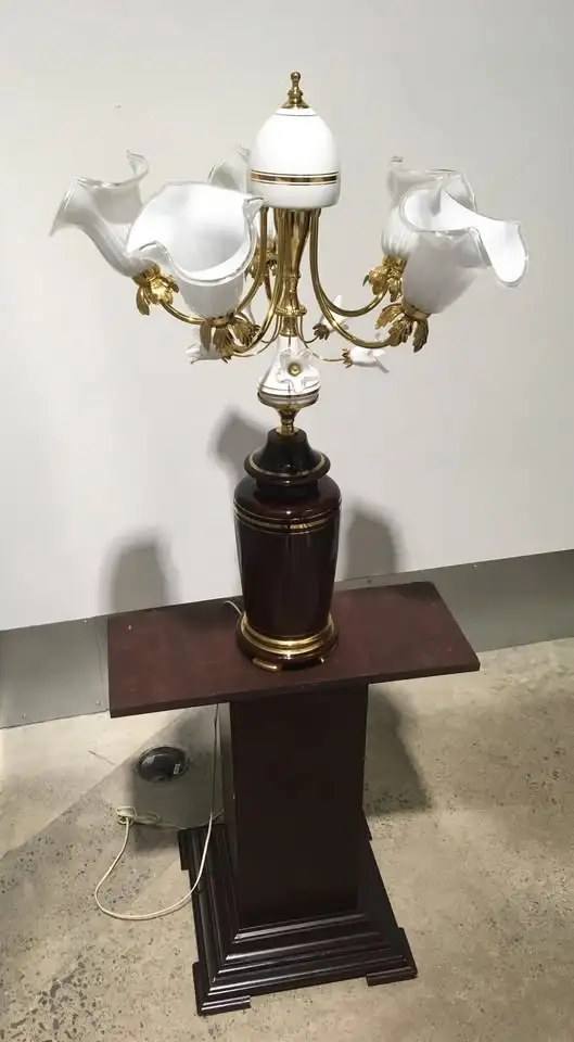 Mid Century White Italian Murano Glass Tulip Table Lamp - $280 in Indoor Lighting & Fans in City of Montréal - Image 9