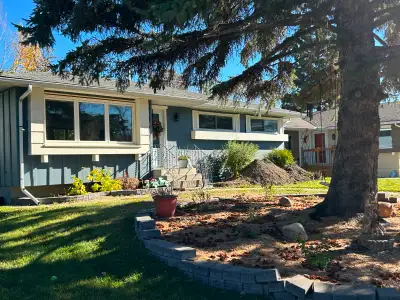 This beautifully renovated two bedroom suite is located on a quiet cul-de-sac in Haysboro, within wa...