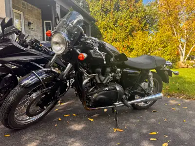 Low mileage!! Excellent condition! The Triumph Bonneville T100 2008 Custom is a classic British moto...