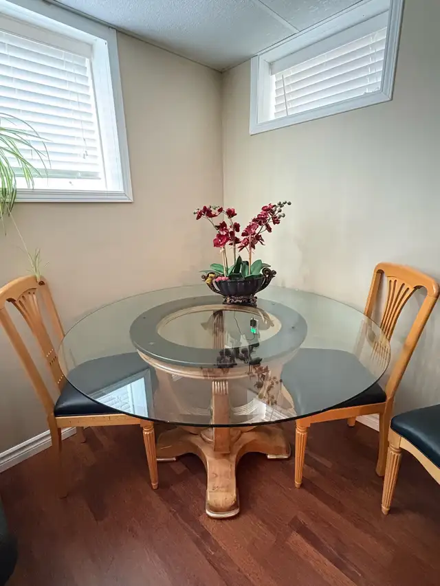 Glass Dining Table and 6 chairs in Dining Tables & Sets in Hamilton - Image 3