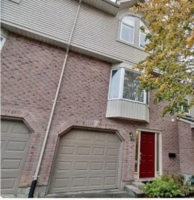 Beautiful 3 Bedroom plus Den, with 2 parking Townhouse for rent