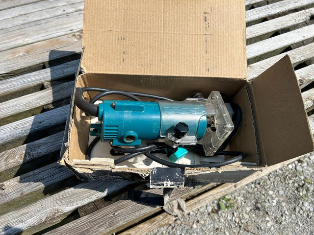 MAKITA 3703 1/4in ROUTER / TRIMMER 110V, great condition in Power Tools in Barrie - Image 2