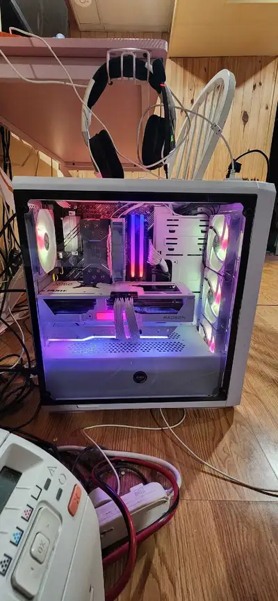 Selling my daughter's gaming computers complete set up no desk. Monitor, mouse, keyboard, speakers,...