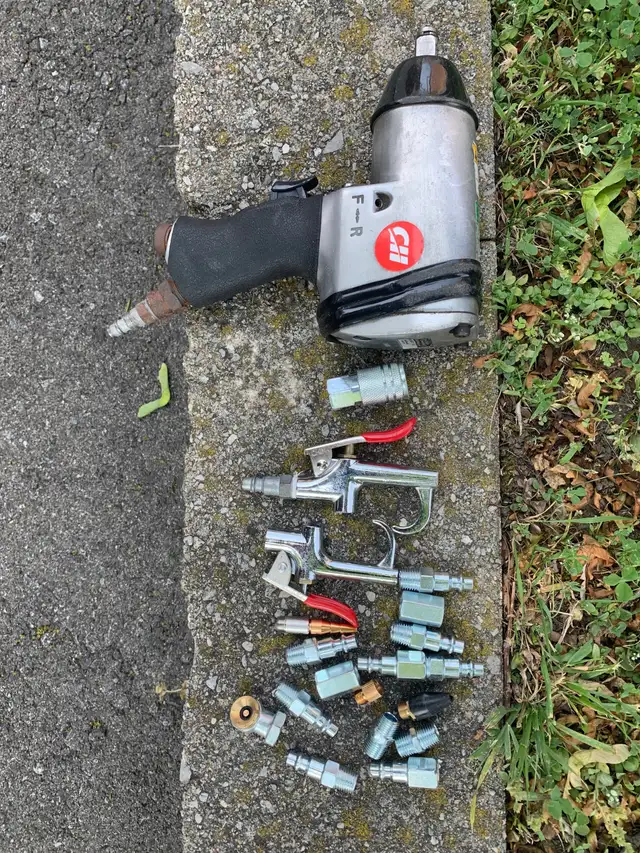 CAMPBELL HAUSFELD 1/2 INCH IMPACT WRENCH + ACCESSORIES $60 in Power Tools in Markham / York Region - Image 2