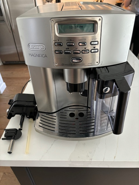 DeLonghi Magnifica ESAM3500 in Coffee Makers in Markham / York Region - Image 2