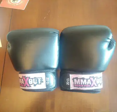 Gants de boxe noir 12-0Z MMA X Out Kicking Pink pour femme. Black 12-OZ Boxing gloves MMA X Out Kick...