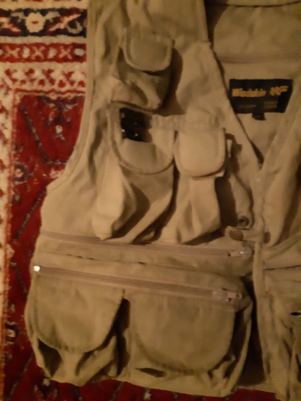 SMALL FISHING VEST WITH FLY CASE in Fishing, Camping & Outdoors in Belleville - Image 2