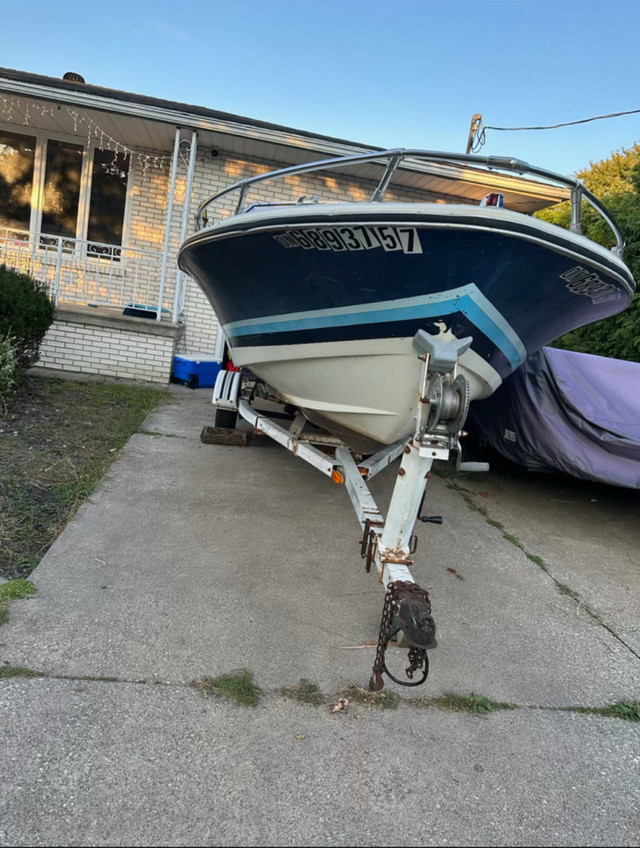 Inboard 1982 Doral + Trailer in Powerboats & Motorboats in Windsor Region