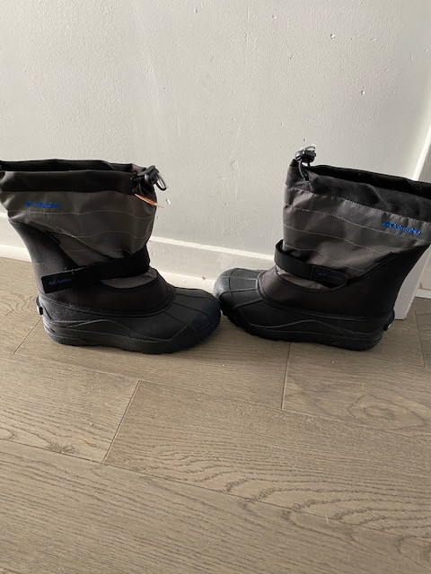 Brand New Columbia Youth Powderbug Plus II Winter Boots - Size 6 in Kids & Youth in London - Image 2