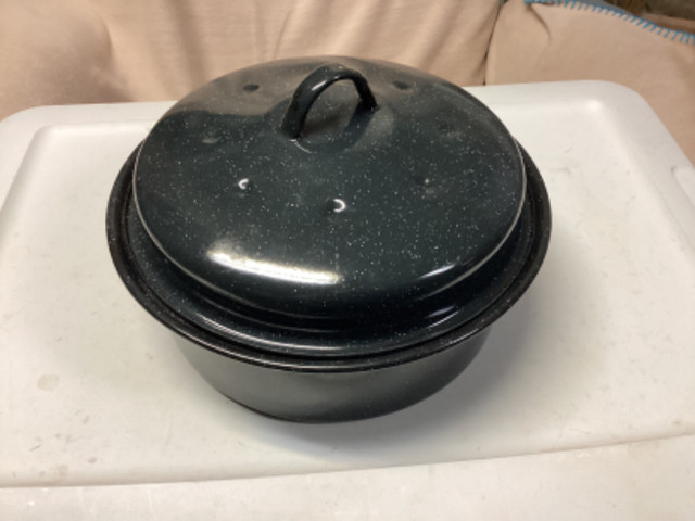 Metal Round Camping Pot With Lid. in Other in City of Halifax