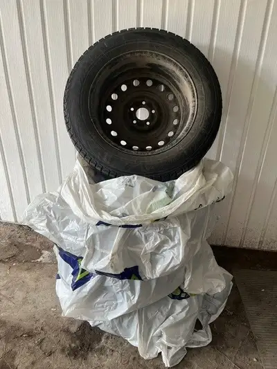 Pneus d’hiver utilisés 2 saisons. ~9/32 restant. Montés sur caps de roue Bon pour highlander / muran...